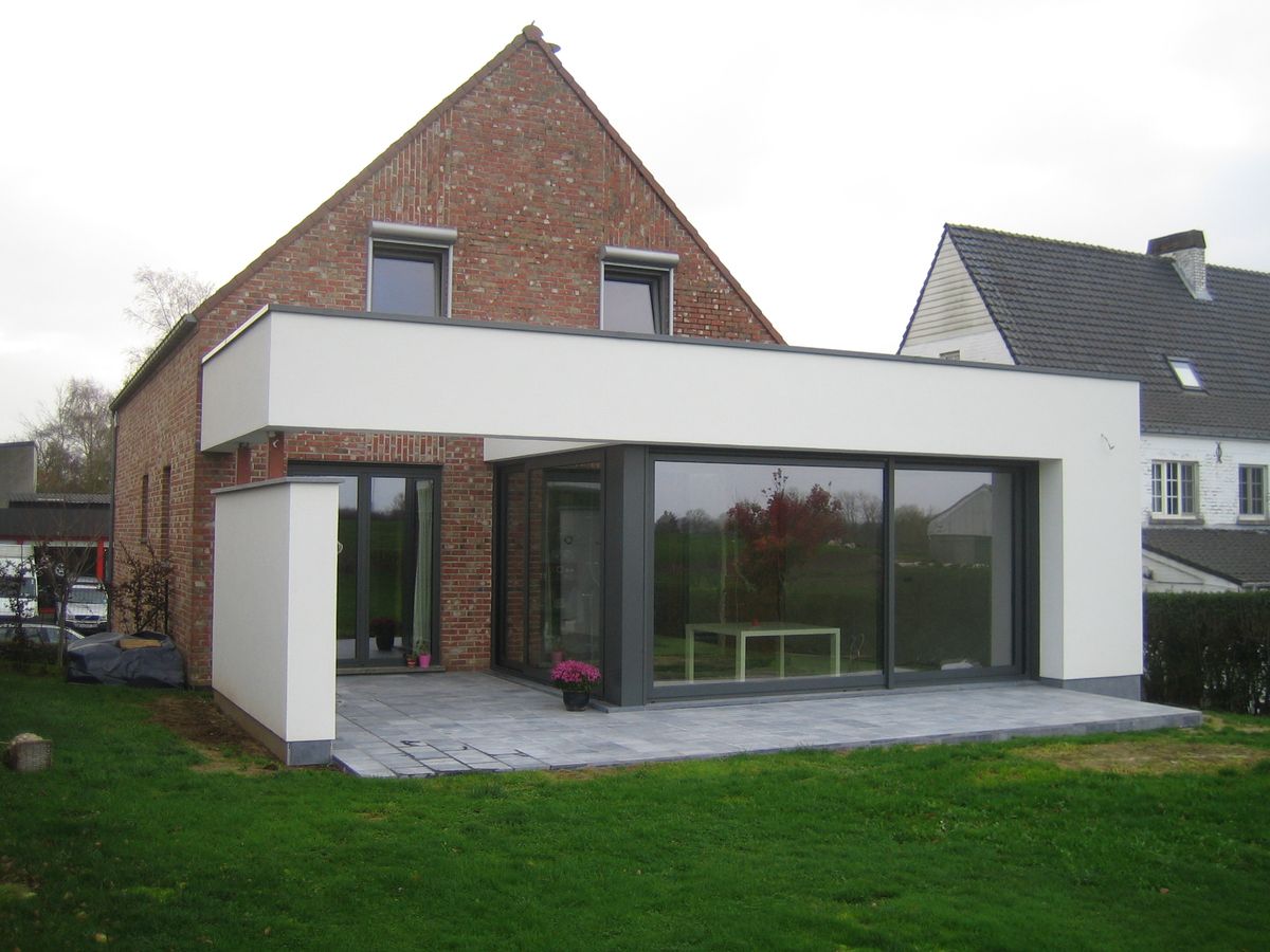 extension moderne en L très moderne avec véranda