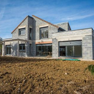 Construction du gros oeuvres d'une maison plein pied moderne