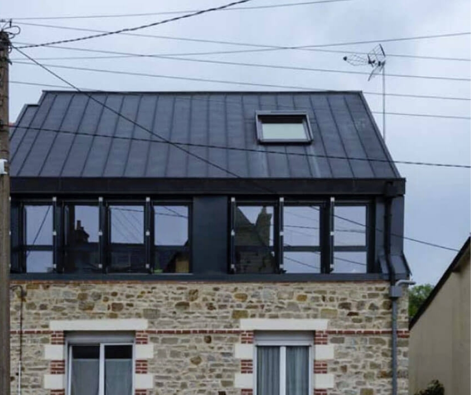 rehaussement d'une maison à versailles avec toiture en zinc et velux